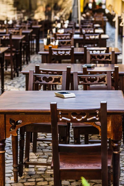 Mesas vacías mesas de restaurante en el casco antiguo europeo . — Foto de Stock