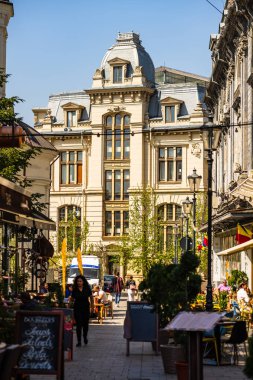 Bükreş, Romanya - 2019. Buc dar sokaklarında Turistler