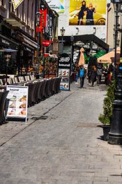 Bükreş, Romanya - 2019. Buc dar sokaklarında Turistler