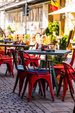 Bükreş, Romanya - 2019. Dar renkli ahşap masalar 