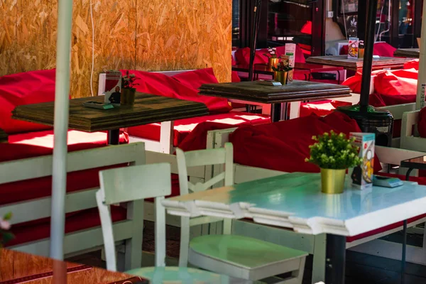 Bucarest, Rumania - 2019. Mesas de restaurante vacías en Bucarest — Foto de Stock