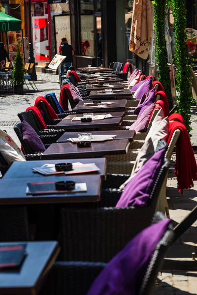 Bukarest, Románia-2019. Üres éttermi táblázatok Bukarestben — Stock Fotó