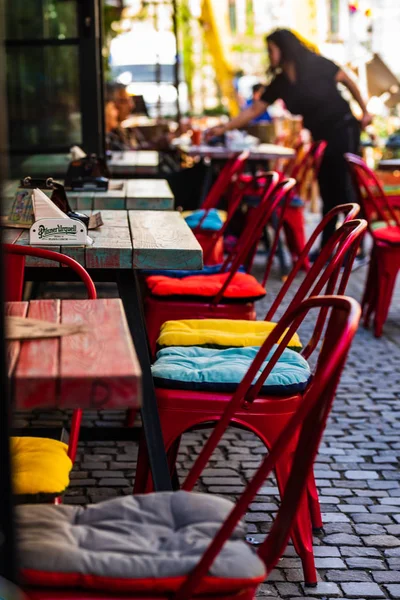 Bukarest, Rumänien - 2019. bunte Holztische auf den schmalen — Stockfoto