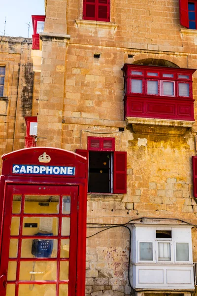 Rote alte britische Telefonzelle und Fußgängerbrücke und traditionelle — Stockfoto