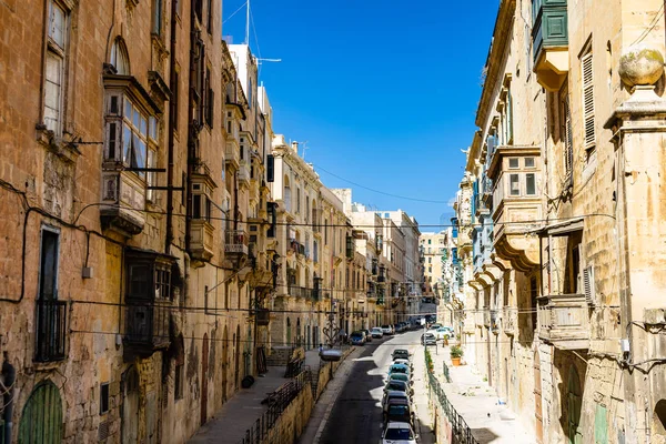 Wąskie uliczki Starego Valletta na Malcie. — Zdjęcie stockowe