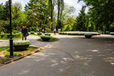 Bükreş, Romanya - 2019. Cis sokaklarında yürüyen turistler
