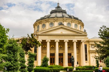 Bükreş, Romanya - 2019. Romen Athe önünde Insanlar