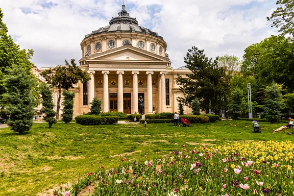 Bukarest, Románia-2019. Az emberek előtt a román Athe — Stock Fotó