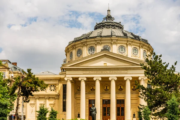 Румынский Athenaeum в центре Бухареста, ориентир — стоковое фото