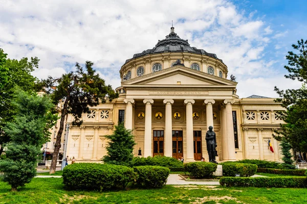 Bukarest, Románia-2019. A román Athenaeum a központban — Stock Fotó