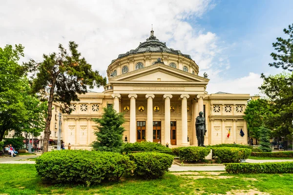 Bukarest, Románia-2019. A román Athenaeum a központban — Stock Fotó