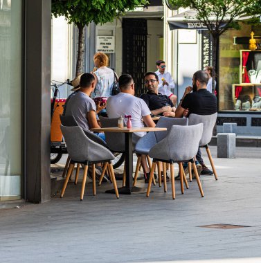 Bükreş, Romanya - 2019. Sokakta konuşan bir grup arkadaş 