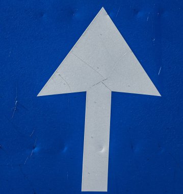 Bükreş, Romanya - 2019. Tek yönlü trafik işareti.