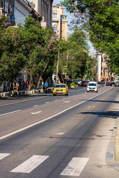 Bucarest, Rumania - 2019. Coches en la carretera en el centro de Buchares —  Fotos de Stock