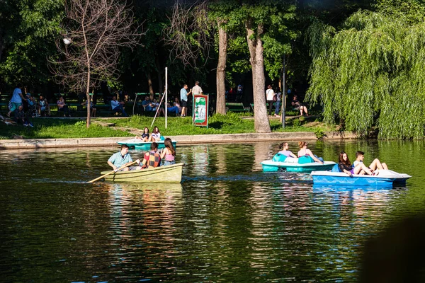 Bükreş, Romanya - 2019. Sıcak pedallı teknede dinlenen insanlar 