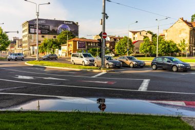 Bükreş, Romanya - 2019. Bükreş'in ana bulevard trafik. Durdurulan arabalar ile Bükreş şehir kavşağı.