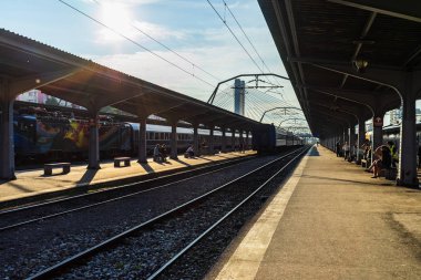 Bükreş, Romanya - 2019. Bükreş N'de platformda trenler