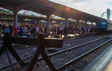 Bükreş, Romanya - 2019. İnsanlar Tren Bükreş alıyorum