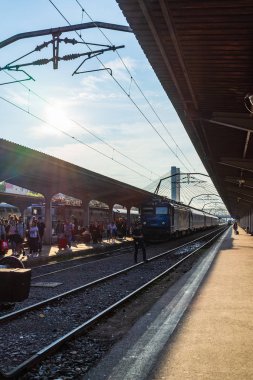 Bükreş, Romanya - 2019. İnsanlar Tren Bükreş alıyorum