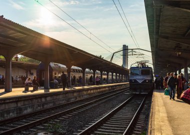 Bükreş, Romanya - 2019. İnsanlar Tren Bükreş alıyorum