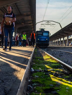 Bükreş, Romanya - 2019. İnsanlar Tren Bükreş alıyorum
