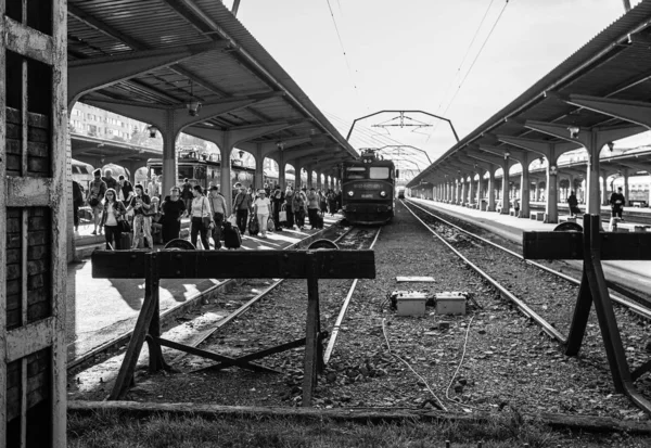 Bukurešť, Rumunsko-2019. Lidé od vlaku Bukurešť — Stock fotografie