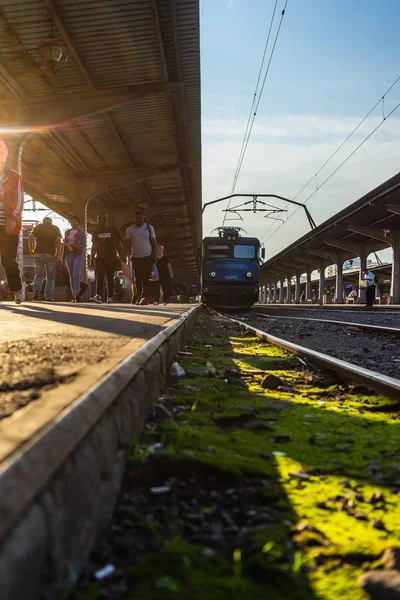 Bukarest, Rumänien-2019. Människor får av tåget Bukarest — Stockfoto