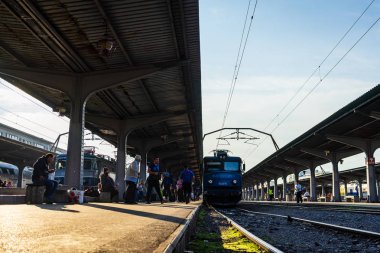 Bükreş, Romanya - 2019. İnsanlar Tren Bükreş alıyorum