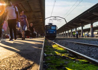 Bükreş, Romanya - 2019. İnsanlar Tren Bükreş alıyorum