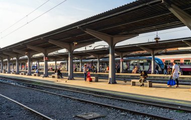 Bükreş, Romanya - 2019. İnsanlar p tren bekliyor