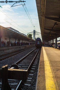 Bükreş, Romanya - 2019. İnsanlar p tren bekliyor