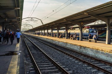 Bükreş, Romanya - 2019. İnsanlar p tren bekliyor