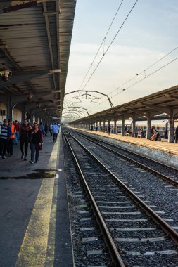 Bükreş, Romanya - 2019. İnsanlar p tren bekliyor