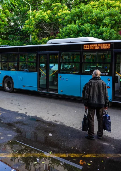 Bucarest, Rumania - 2019. Un anciano con dos bolsas en el autobús. —  Fotos de Stock