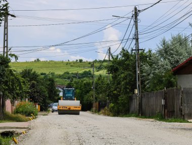 Targoviste, Romanya - 2019. Yol silindirleri worki üzerinde büyük görünüm