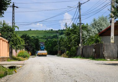 Targoviste, Romanya - 2019. Yol silindirleri worki üzerinde büyük görünüm