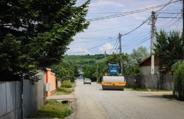 Targoviste, Romanya - 2019. Yol silindirleri worki üzerinde büyük görünüm