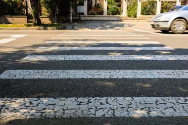 Şehirde yaya geçidi ve zebra geçişi.