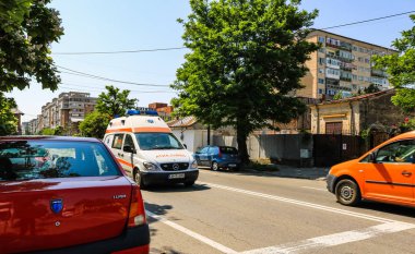 Targoviste, Romanya - 2019. Traff ile acil ambulans