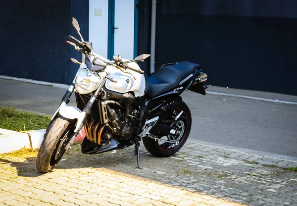 Targoviste, Rumania - 2019. Una motocicleta estacionada en la carretera . — Foto de Stock