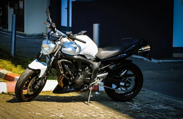 Targoviste, Rumania - 2019. Una motocicleta estacionada en la carretera . —  Fotos de Stock