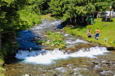 Iezer Dağları - Romanya - 2019. İnsanlar bir perve yanında rahatlatıcı