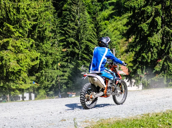 Montañas Iezer - Rumania - 2019. Joven motociclista teniendo un paseo en t —  Fotos de Stock