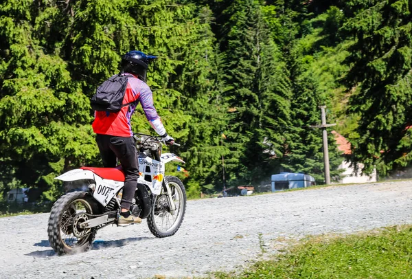 Montañas Iezer - Rumania - 2019. Joven motociclista teniendo un paseo en t —  Fotos de Stock