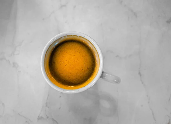 Tasse Kaffee. Foto von oben, Kaffeetasse auf einem Tisch. schwarz ein — Stockfoto