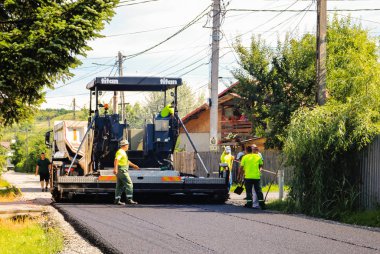 Targoviste, Romanya - 2019. Bir yol inşaatı üzerinde Işçiler, indu