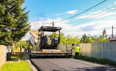 Targoviste, Romanya - 2019. Ağır damperli kamyonu bekleyen işçiler