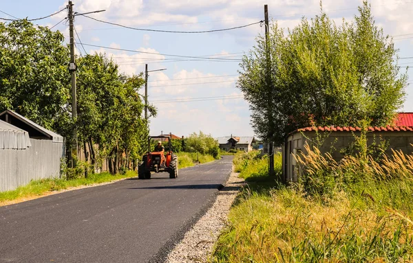 Targoviste, Rumania - 2019. Agricultor en los paseos de tractores rojos en el n — Foto de Stock