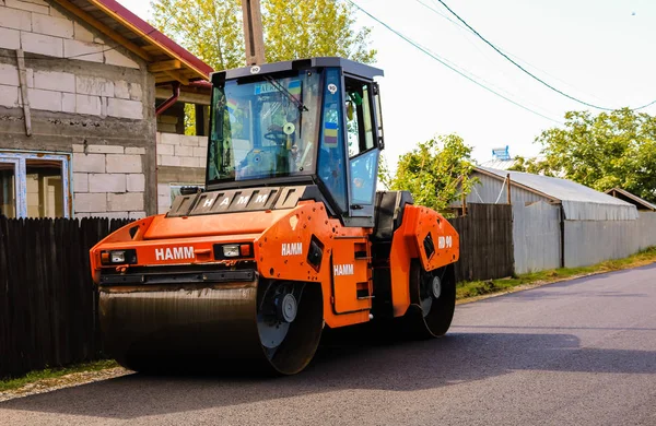 Targoviste, Romanya - 2019. Turuncu yol silindiri sıcak basarak — Stok fotoğraf