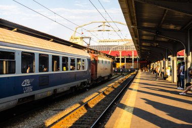 Bükreş, Romanya - 2019. İnsanlar p tren bekliyor